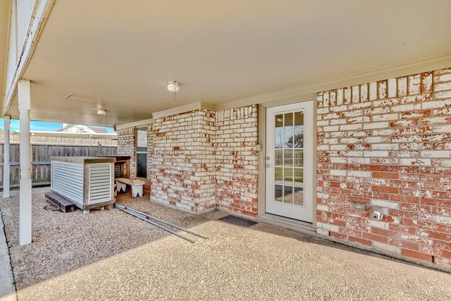 2826 Round Tower Lane, Port Neches, TX 77651