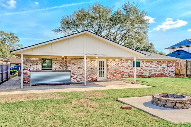 2826 Round Tower Lane, Port Neches, TX 77651