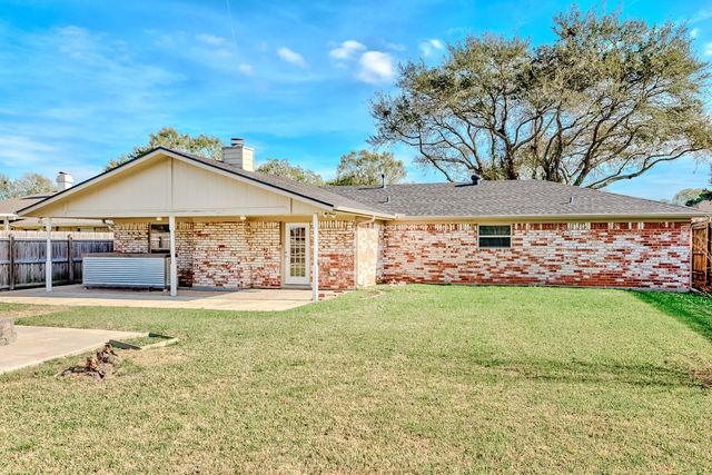 2826 Round Tower Lane, Port Neches, TX 77651