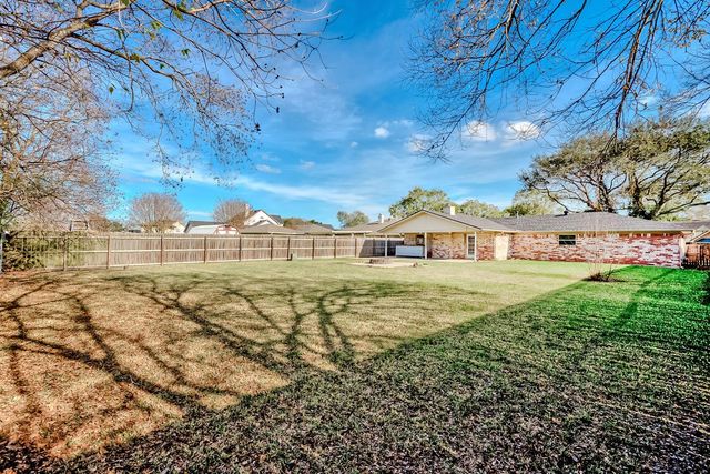 2826 Round Tower Lane, Port Neches, TX 77651