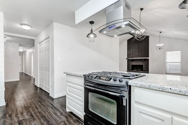 2826 Round Tower Lane, Port Neches, TX 77651