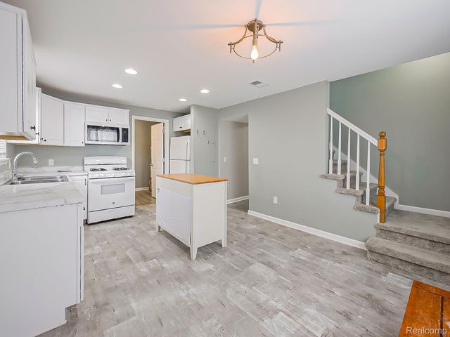 1837 E Granet Avenue, Hazel Park, MI 48030