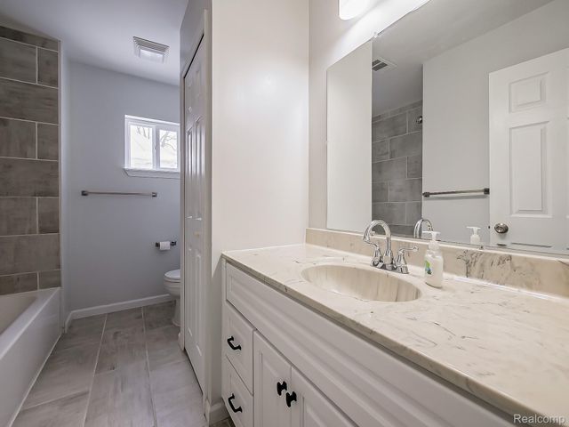 1837 E Granet Avenue, Hazel Park, MI 48030