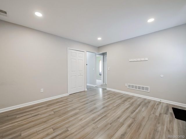 1837 E Granet Avenue, Hazel Park, MI 48030