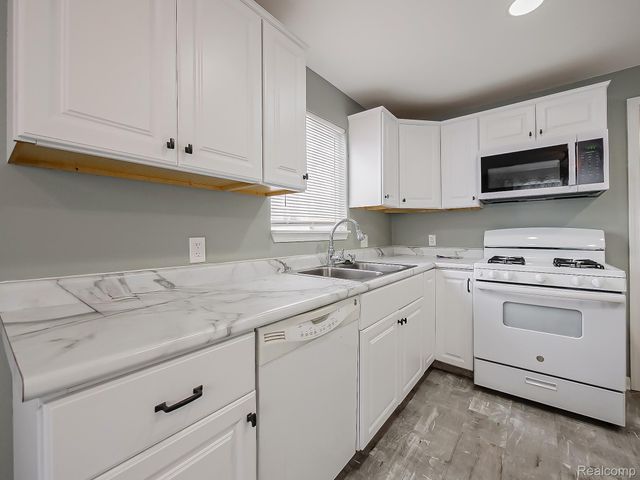 1837 E Granet Avenue, Hazel Park, MI 48030