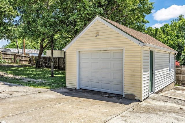 8205 Rose Street, Pleasant Valley, MO 64068