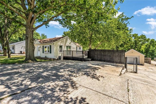 8205 Rose Street, Pleasant Valley, MO 64068
