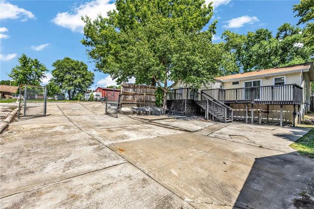 8205 Rose Street, Pleasant Valley, MO 64068