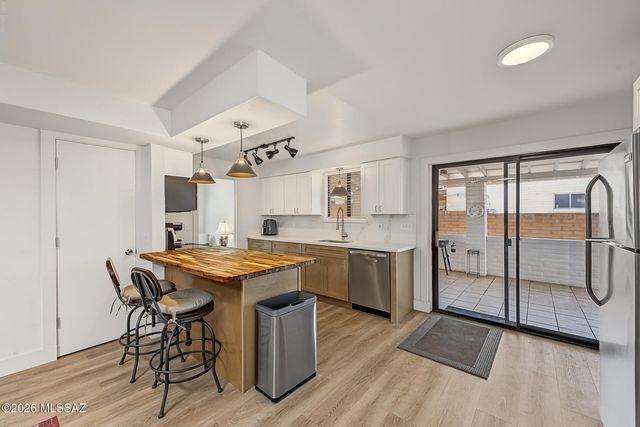2523 W Calle Parai­so, Tucson, AZ 85745