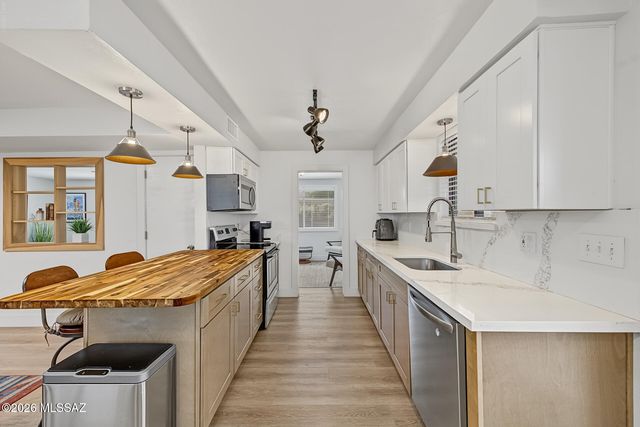 2523 W Calle Parai­so, Tucson, AZ 85745