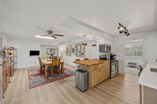 2523 W Calle Parai­so, Tucson, AZ 85745