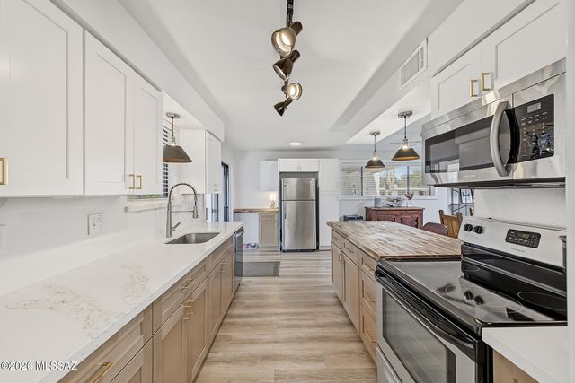 2523 W Calle Parai­so, Tucson, AZ 85745