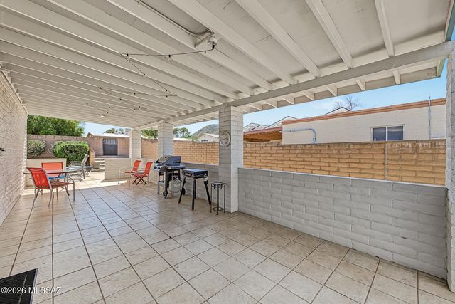 2523 W Calle Parai­so, Tucson, AZ 85745