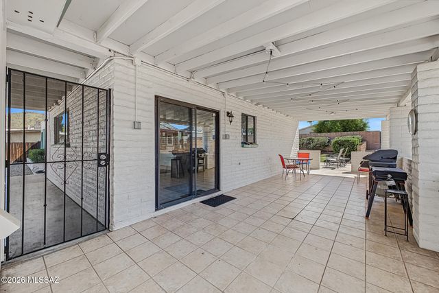 2523 W Calle Parai­so, Tucson, AZ 85745