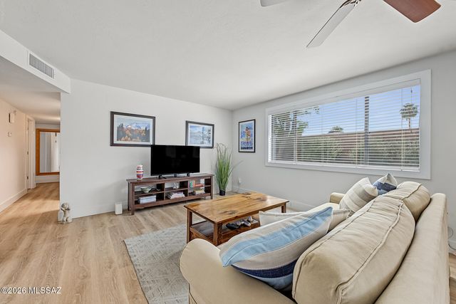 2523 W Calle Parai­so, Tucson, AZ 85745