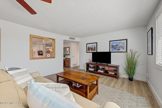 2523 W Calle Parai­so, Tucson, AZ 85745
