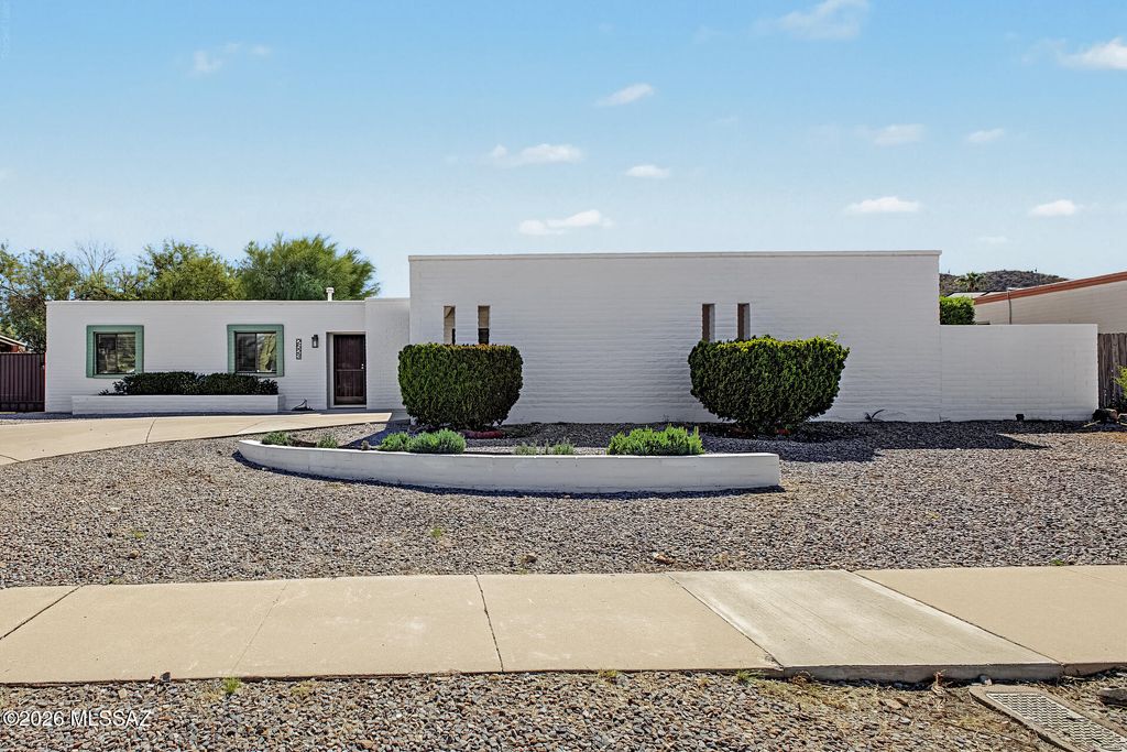 2523 W Calle Parai­so, Tucson, AZ 85745