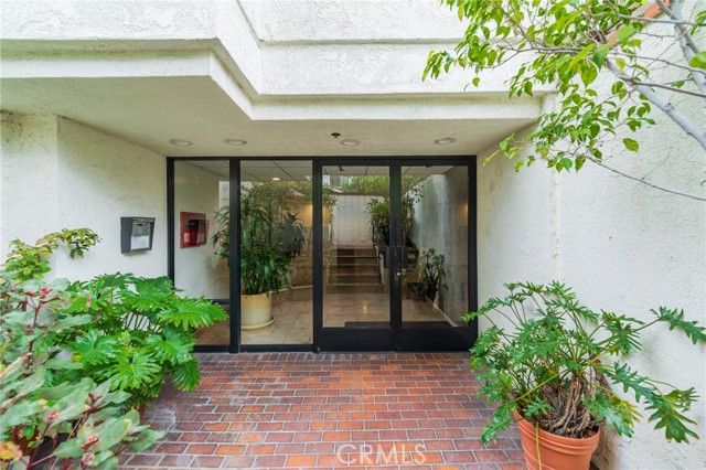 432 South Hamel Road 302, Los Angeles, CA 90048