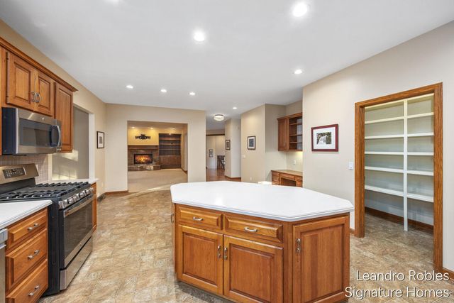 2875 Riverwoods Drive NE, Rockford, MI 49341