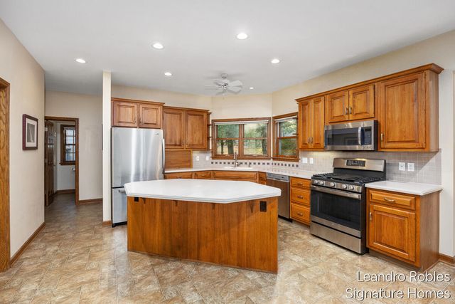 2875 Riverwoods Drive NE, Rockford, MI 49341