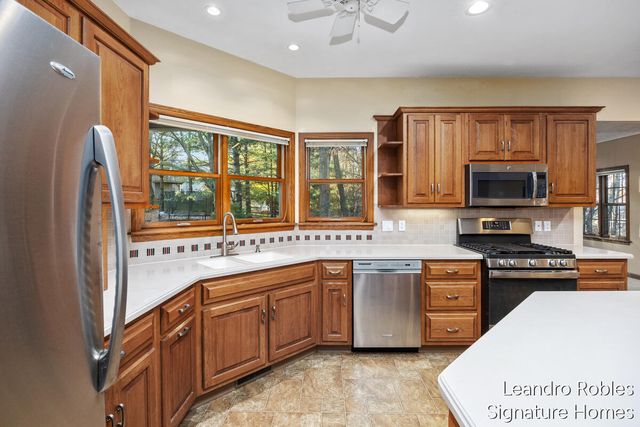 2875 Riverwoods Drive NE, Rockford, MI 49341