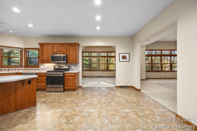 2875 Riverwoods Drive NE, Rockford, MI 49341