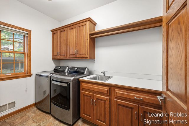 2875 Riverwoods Drive NE, Rockford, MI 49341