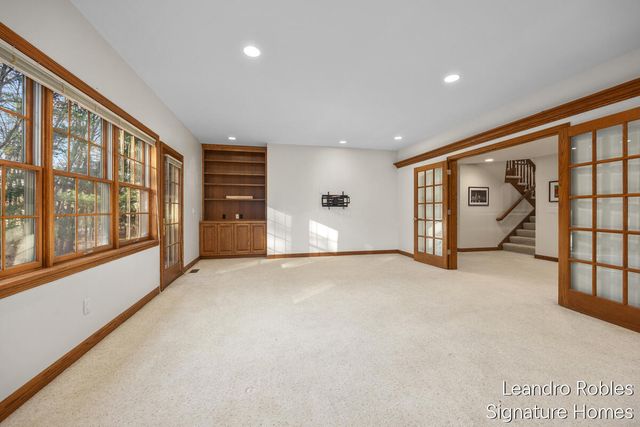 2875 Riverwoods Drive NE, Rockford, MI 49341