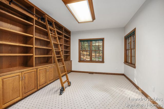 2875 Riverwoods Drive NE, Rockford, MI 49341