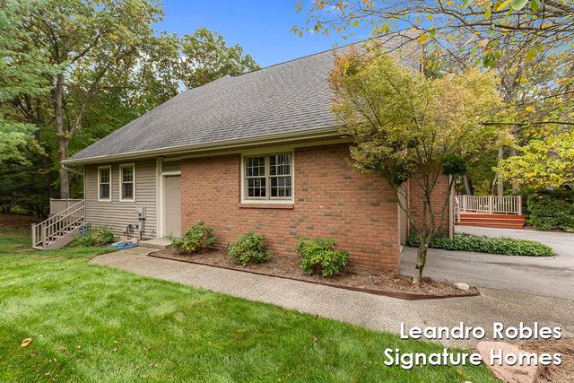 2875 Riverwoods Drive NE, Rockford, MI 49341