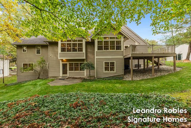 2875 Riverwoods Drive NE, Rockford, MI 49341