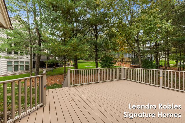 2875 Riverwoods Drive NE, Rockford, MI 49341