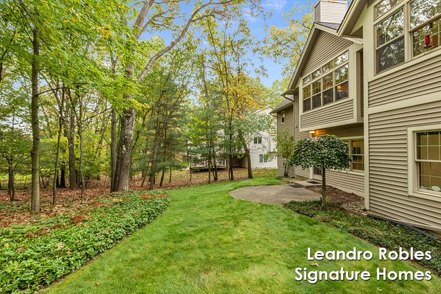 2875 Riverwoods Drive NE, Rockford, MI 49341