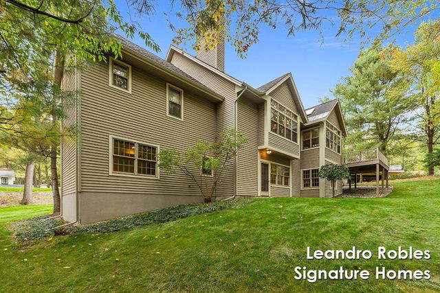 2875 Riverwoods Drive NE, Rockford, MI 49341