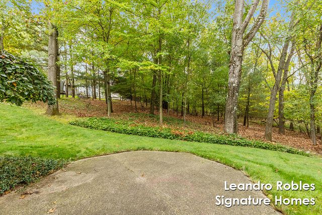 2875 Riverwoods Drive NE, Rockford, MI 49341