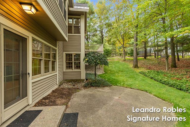 2875 Riverwoods Drive NE, Rockford, MI 49341