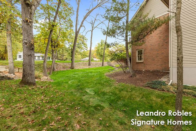 2875 Riverwoods Drive NE, Rockford, MI 49341