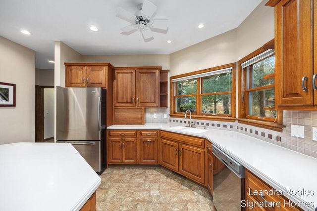 2875 Riverwoods Drive NE, Rockford, MI 49341