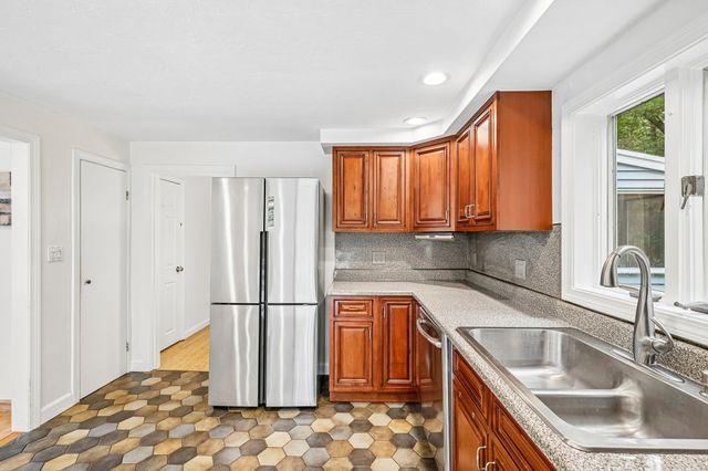 18 Eleanor Rd, Walpole, MA 02081