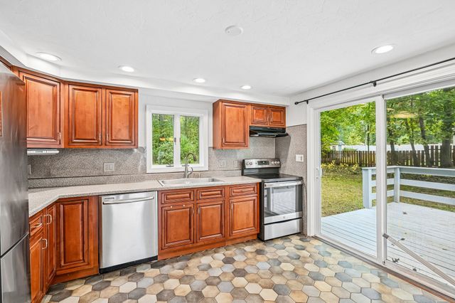 18 Eleanor Rd, Walpole, MA 02081