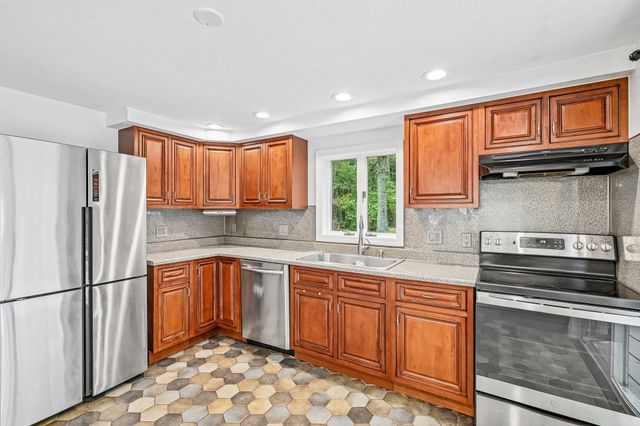 18 Eleanor Rd, Walpole, MA 02081