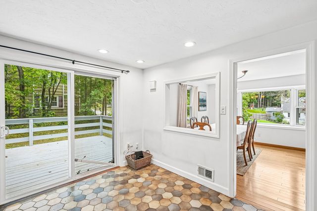 18 Eleanor Rd, Walpole, MA 02081