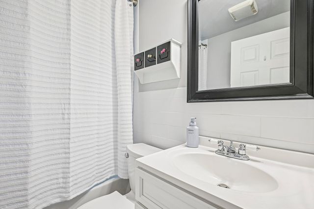 18 Eleanor Rd, Walpole, MA 02081