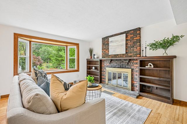 18 Eleanor Rd, Walpole, MA 02081
