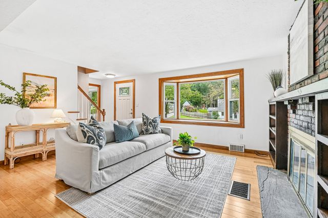 18 Eleanor Rd, Walpole, MA 02081