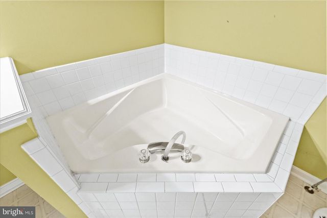 18084 HARDING DR, Bowling Green, VA 22427