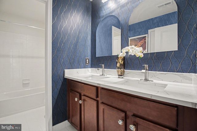 24794 SOMERBY DR, Chantilly, VA 20152