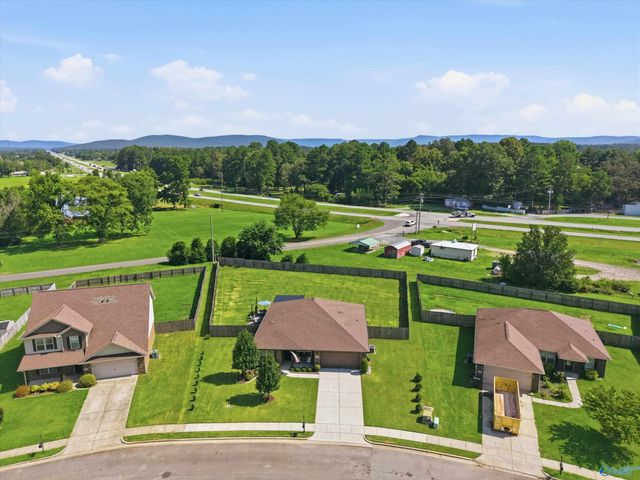 136 Chestnut Cove, Owens Cross Roads, AL 35763