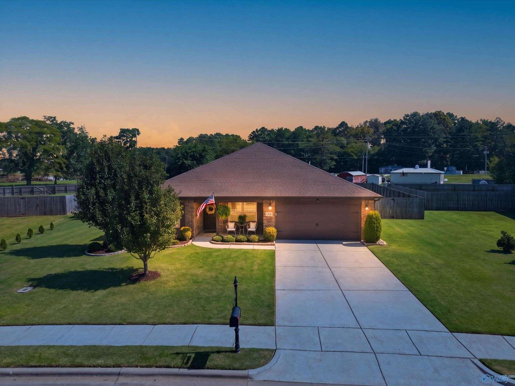 136 Chestnut Cove, Owens Cross Roads, AL 35763