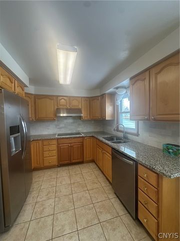 412 Sunflower Drive, Salina, NY 13088